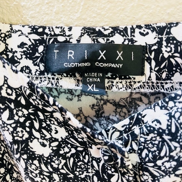 Trixxi Crop Top button up black & white floral size XL loose fit - Picture 3 of 9
